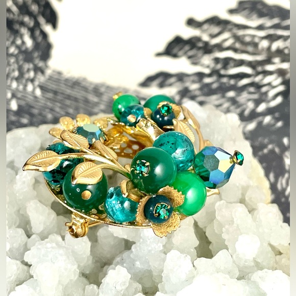 💚 Vintage Aurora Borealis 💚 Mid Century Gold Green Glass Brooch Flower Wreath - Picture 2 of 4